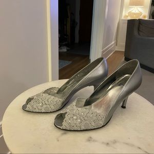 Stuart Weitzman Chantelle (Aluminum Chantilly-silver/grey) heel pumps.
